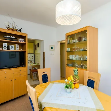 Veronika - One Bedroom With Terrace شقة